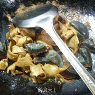 皮蛋炒面筋的做法步骤：9