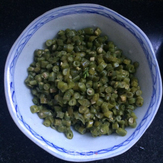 牛肉丁酸豆角的做法步骤：1