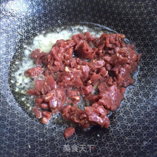 牛肉丁酸豆角的做法步骤：4