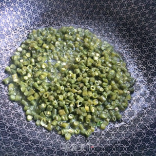 牛肉丁酸豆角的做法步骤：5