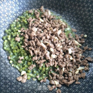 牛肉丁酸豆角的做法步骤：6