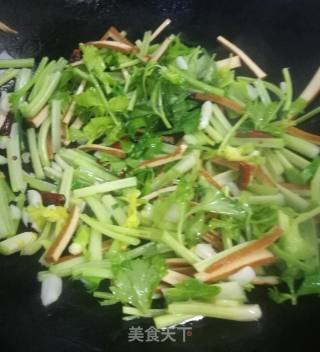 香芹炒香干的做法步骤：4