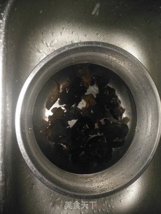 凉拌洋葱木耳的做法步骤：2