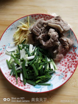 鸭肉汤的做法步骤：1