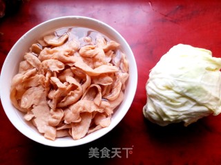 红油素鸡翅拌包菜的做法步骤：1