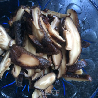 香菇木耳炒蒜苔的做法步骤：3