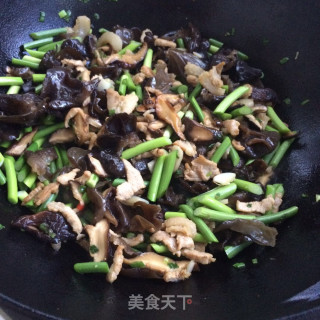 香菇木耳炒蒜苔的做法步骤：6