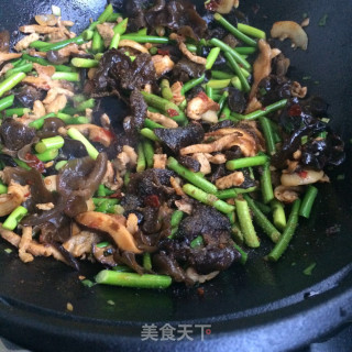 香菇木耳炒蒜苔的做法步骤：7