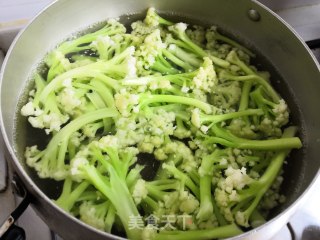 五花肉炒有机菜花的做法步骤：2