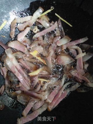 腊肉炒蒜薹的做法步骤：3