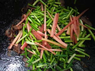 腊肉炒蒜薹的做法步骤：5