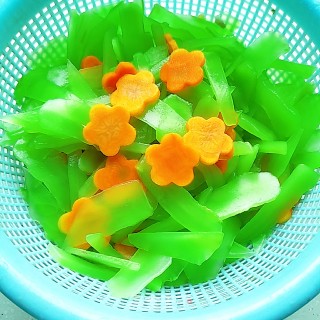 小炒青笋和胡萝卜片的做法步骤：4