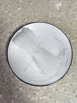 凉拌粉丝金针菇的做法步骤：2