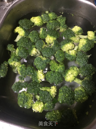腊肉炒西兰花的做法步骤：1