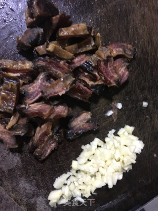 腊肉炒西兰花的做法步骤：3