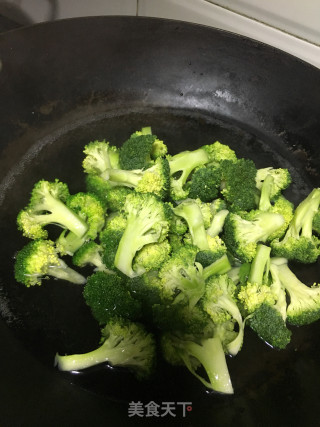腊肉炒西兰花的做法步骤：4