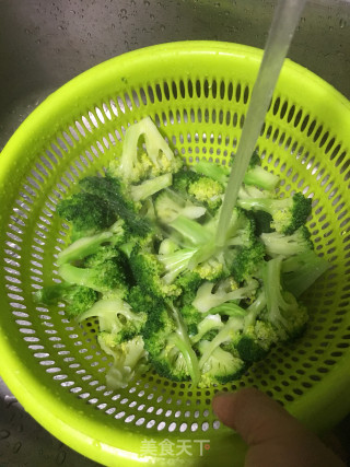 腊肉炒西兰花的做法步骤：5