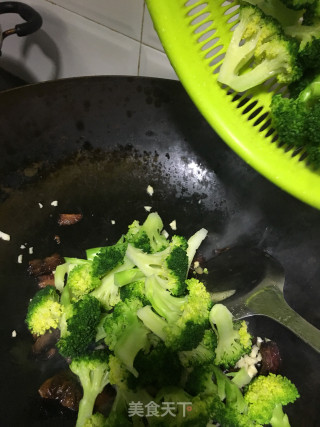 腊肉炒西兰花的做法步骤：7
