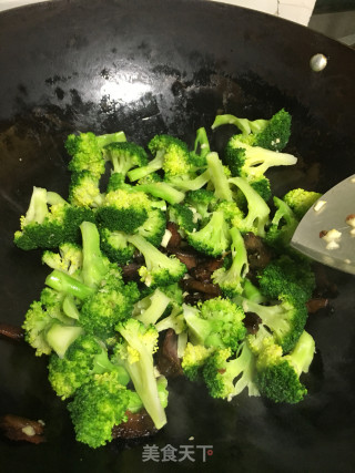 腊肉炒西兰花的做法步骤：8
