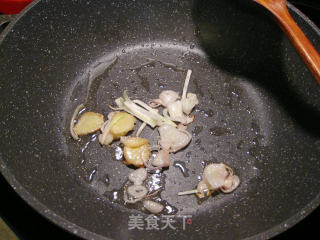 五花肉烩大蒜的做法步骤：2