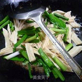 大蒜皮蛋炒腐竹的做法步骤：8