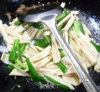 大蒜皮蛋炒腐竹的做法步骤：9