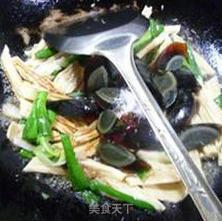 大蒜皮蛋炒腐竹的做法步骤：10