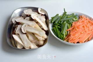 松茸肉片炒面的做法步骤：2
