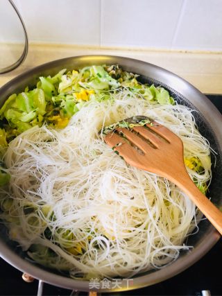 鸡蛋包菜野笋炒粉干的做法步骤：6