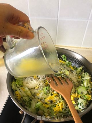 鸡蛋包菜野笋炒粉干的做法步骤：7