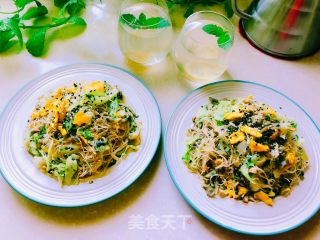 鸡蛋包菜野笋炒粉干的做法步骤：11
