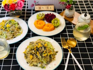 鸡蛋包菜野笋炒粉干的做法步骤：15