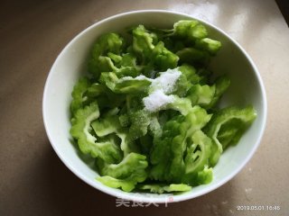 苦瓜炒蛋的做法步骤：3