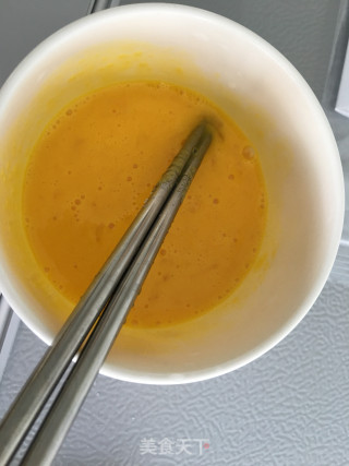 香肠酱肉豌豆蛋炒饭的做法步骤：2