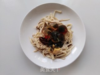 杏鲍菇拌皮蛋的做法步骤：5