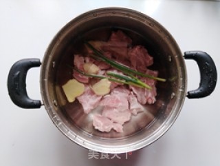 海鲜菇胡萝卜小排汤的做法步骤：2