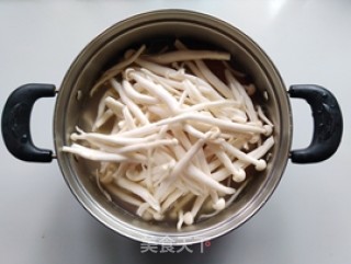 海鲜菇胡萝卜小排汤的做法步骤：6