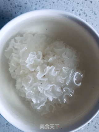 银耳枸杞大枣汤的做法步骤：1
