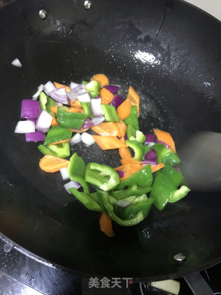 三色炒鱿鱼丝的做法步骤：3