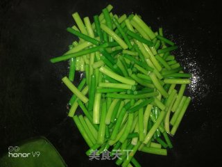 香辣蒜苔炒猪耳的做法步骤：4