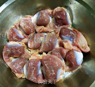 蒜苔辣炒鸡喜鸡胗的做法步骤：1