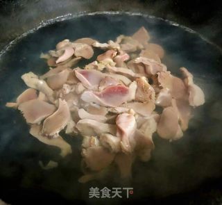 蒜苔辣炒鸡喜鸡胗的做法步骤：3