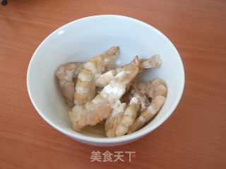 虾仁炒鸡蛋的做法步骤：2