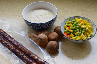 香肠豌豆焖饭的做法步骤：1