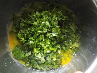 芹菜叶炒鸡蛋的做法步骤：2