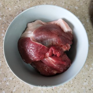 墨鱼苦瓜肘肉汤的做法步骤：1