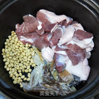墨鱼苦瓜肘肉汤的做法步骤：5