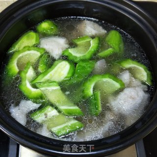 墨鱼苦瓜肘肉汤的做法步骤：8