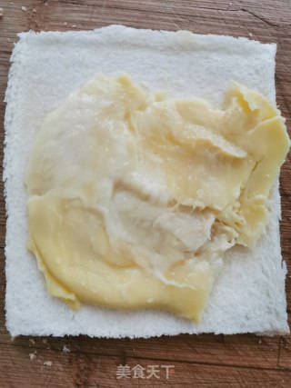 原创美食——超美味榴莲吐司卷的做法步骤：5