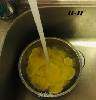 酱香干锅土豆香肠包菜的做法步骤：3